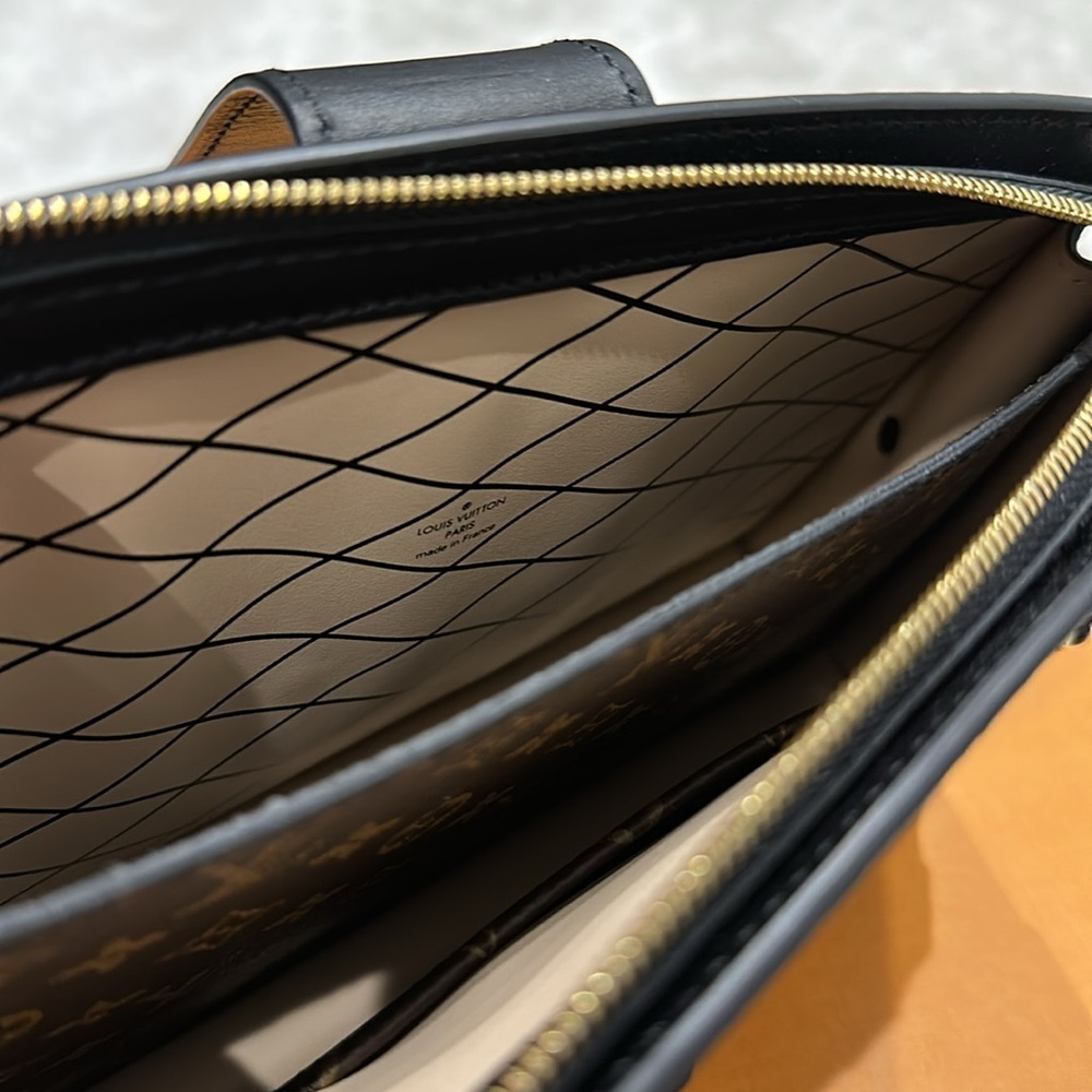LOUIS VUITTON Reverse Monogram Trunk - Picture 7 of 8